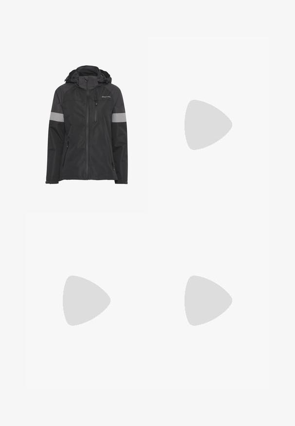 Zwarte waterdichte jas met een capuchon, rits aan de voorkant, reflecterende grijze strepen op de mouwen en meerdere ritszakken. Effen textuur.; Lichtgrijze hoodie met lange mouwen, hoge kraag, witte trekkoorden, kangoeroezak aan de voorkant en geribde boorden en zoom, weergegeven op een effen achtergrond.; Donkergrijze shorts van een lichtgewicht materiaal, met een trekkoord in de taille, twee ritszakken en een vlakke voorkant.; Zwarte sandaal voor buiten met een bovenwerk van mesh, verstelbare banden en een robuuste zool. Bevat een trekkoord en een logo aan de zijkant voor een veilige pasvorm.