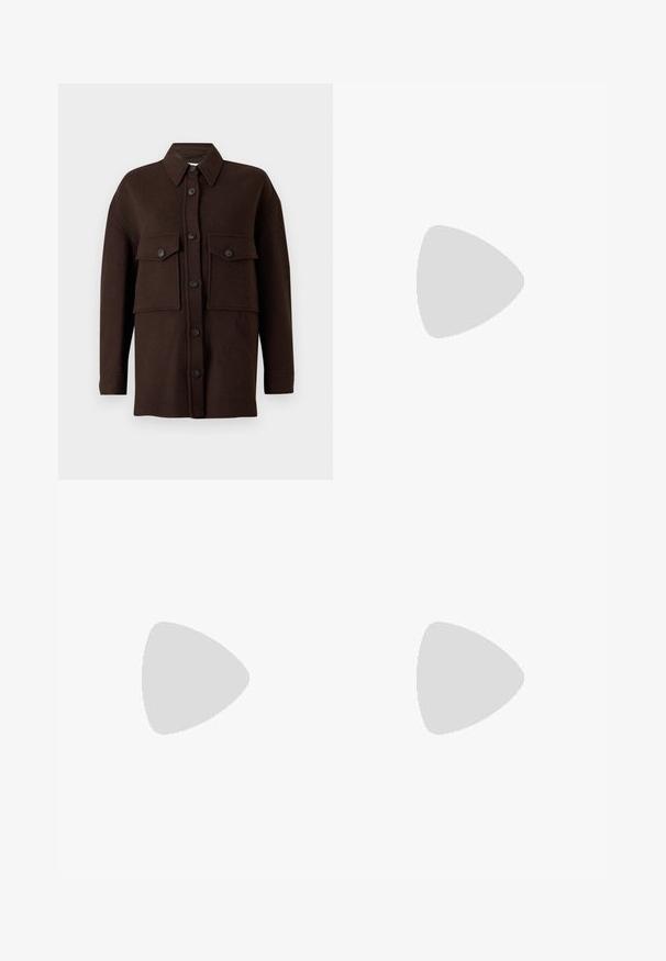 Donkerbruine wollen overhemdjas met lange mouwen, vooraan knoopsluiting en twee grote borstzakken met knopen op een effen achtergrond.; CLOSED CREW NECK DRESS LONG SLEEVE - Gebreide jurk - forest green; Lange, donkerbruine leren laarzen met een gladde afwerking, een ronde neus en een contrasterend bruine accenten. Voorzien van een riempje aan de zijkant met een metalen drukknop.; Donkerbruine suède handtas met een korte riem en afgeronde rechthoekige vorm op een effen lichte achtergrond.