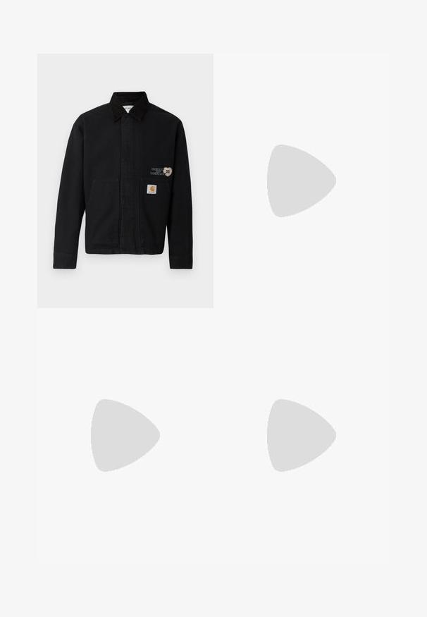Chaqueta de lienzo negra con cuello y dos bolsillos frontales. Presenta un diseño en forma de corazón y un parche de marca en el bolsillo inferior.; Camiseta de manga corta de color verde claro en tejido texturizado con un ajuste relajado, con un pequeño parche con el logo cuadrado en el pecho.; Pantalones de algodón burdeos con corte recto, que cuentan con dos bolsillos frontales, herrajes plateados y acentos en las rodillas. Textura suave, de peso medio.; Bota de tobillo de cuero marrón con cuello negro, cordones amarillos y suela beige. Presenta un logotipo y detalles de costura blanca. Suela exterior con tracción robusta.