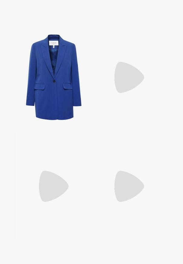 Blazer azul con solapas con muesca, cierre de un solo botón, dos bolsillos frontales y un forro interior suave. La textura es de una tela pulida.; Top sin mangas azul de tela acanalada, con escote redondo y diseño de tirantes, con un dobladillo recto en la parte inferior.; Pantalones de chándal azules hechos de tejido suave, con cinturilla elástica y cordón, dos bolsillos frontales y un diseño de pierna ajustada.; Sandalia de tacón alto de color azul claro con suela delgada, tiras finas acolchadas y tacón de aguja rígido, mostrada de lado sobre fondo blanco.
