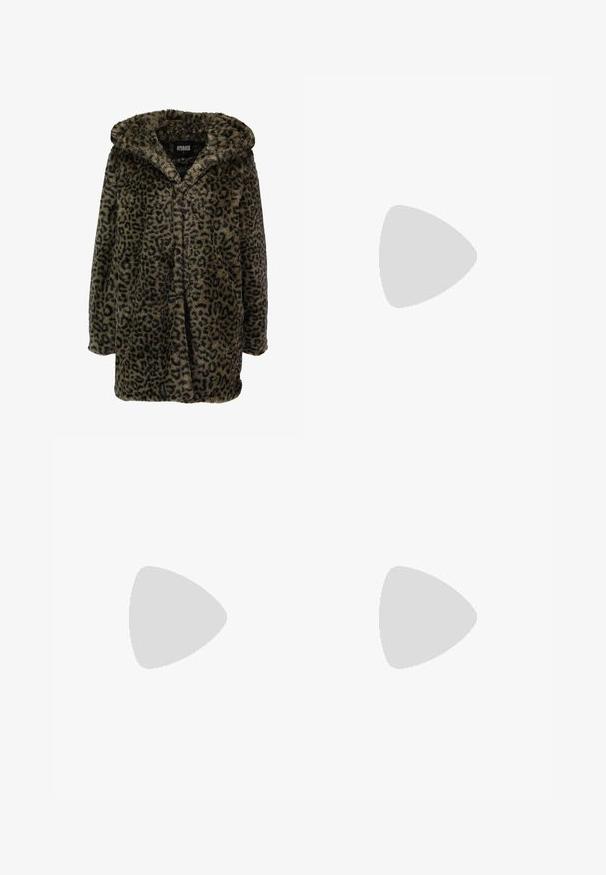 Manteau en fausse fourrure à motif léopard, doté d'une capuche, de manches longues et d'une surface douce et texturée dans des tons de marron et de noir.; T-shirt noir à manches courtes en coton lisse, avec un col rond et une coupe ajustée. Aucun motif ou accent visible.; Jean noir à jambe droite avec fermeture à boutons, poches avant et arrière, et détails en rivets cuivrés sur fond blanc.; Botte de combat en cuir noir avec 8 œillets, semelle en caoutchouc, couture jaune et une languette à l'arrière. Présente une tige texturée.