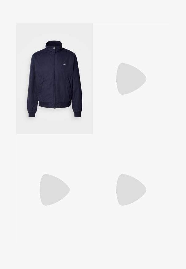Dunkelblaues Bomberjacke aus glattem Stoff mit Stehkragen, Frontreißverschluss, elastischen Bündchen und Seitentaschen. Dezentes Logodetail vorhanden.; Langärmliges Rugby-Shirt mit breiten marineblauen und weißen horizontalen Streifen und einem hellblauen Kragen auf weißem Hintergrund.; Helle blaue Badeshorts aus weichem Stoff, mit elastischem Bund, vorderen Taschen und einer verstellbaren Kordel.; Weißes Leder-Sneaker mit abgerundetem Zehenbereich, minimalistisches Design, graue Schnürsenkel und einer strukturierten grauen Gummisohle. Dezente Nähte sichtbar.