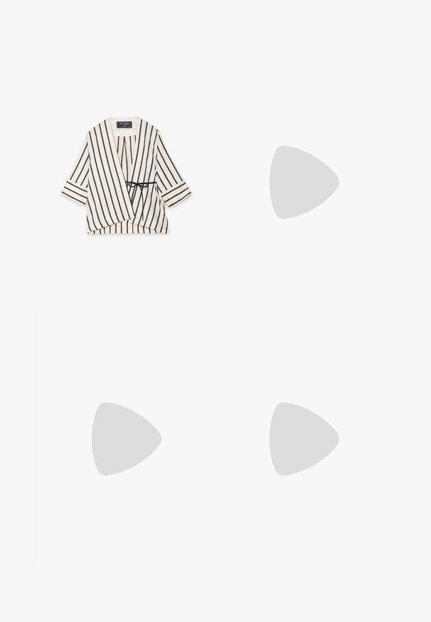 Witte wikkelblouse met verticale zwarte strepen, driekwartmouwen en een zwarte zijstriksluiting.; Wit, lang mouwshirt met een klassieke kraag en een verlengde voorknoop. Gemaakt van een gladde stof, met een ontspannen pasvorm en zonder patronen.; Donkerblauwe denim jeans met wijd uitlopende pijpen, plooien, knoopsluiting en ceintuurlussen, afgebeeld tegen een witte achtergrond.; Denim blokhak sandalen met een enkelband, open teen en een gestructureerde blauwe stof bovenkant. Beschikt over een chunky hak voor stabiliteit.