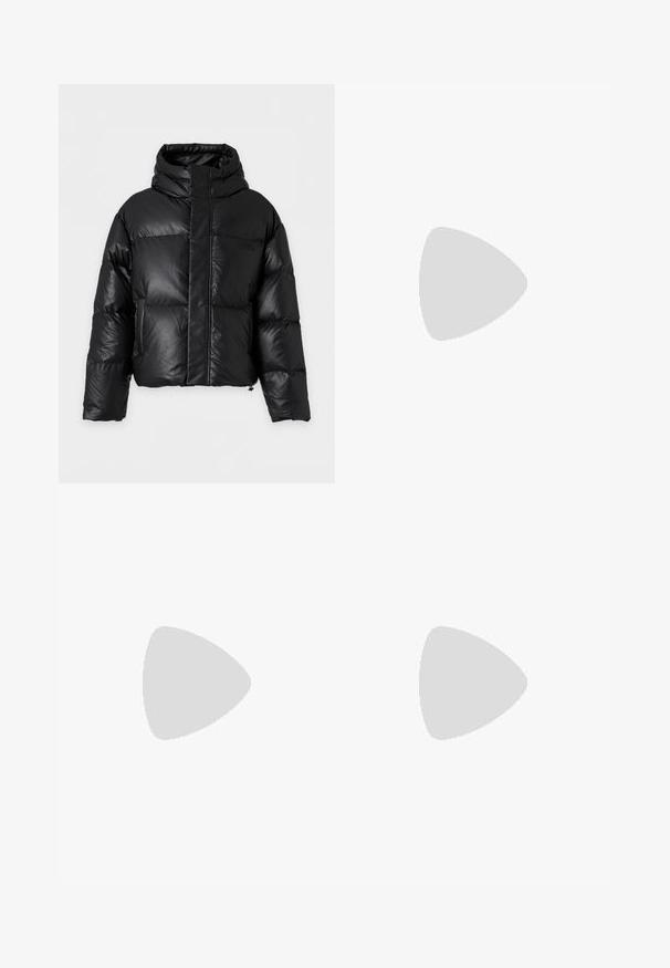 Doudoune noire avec col montant, manches longues et fermeture éclair à l'avant dissimulée sous un large rabat, affichée sur un fond uni.; Sweatshirt blanc à manches longues avec texte manuscrit multicolore comprenant "MSGM", "Ne regarde jamais en arrière, tout est devant" et "Continue à avancer".; Pantalon de survêtement noir avec taille et poignets élastiques, présentant un petit logo "Moschino" blanc sur la partie supérieure de la cuisse gauche.; Des baskets noires et bleu marine en suède et en maille, avec une semelle épaisse et un détail découpé en "M" bien visible sur le côté.