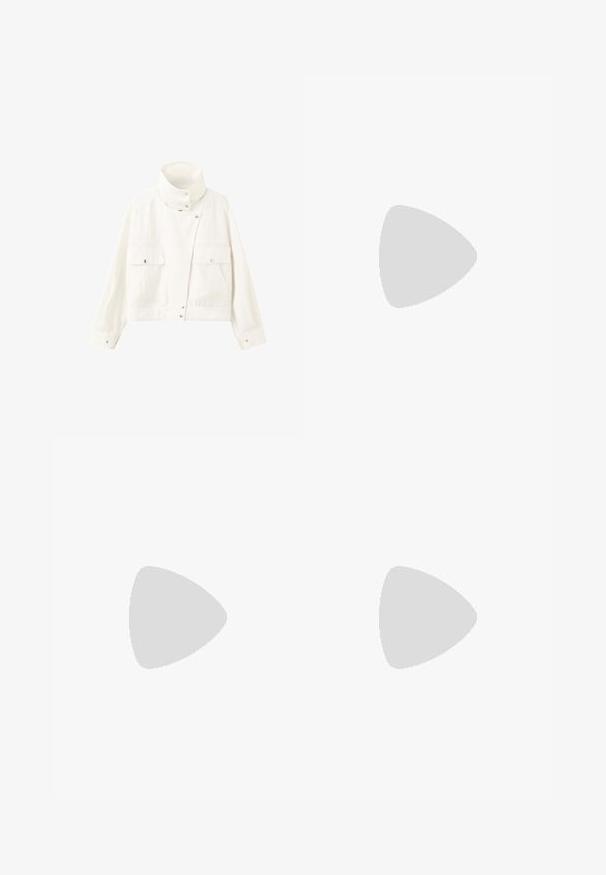 Hvid cropped jakke med høj krave, lange ærmer, front lynlåse og to klaplommer med knaplukning.; Hvid kortærmet t-shirt lavet af blød bomuld, med rund halsudskæring og en tætsiddende form. Ingen synlige mønstre eller udsmykninger.; Mørkeblå vidde denimjeans med knap- og lynlås foran, forlommer og bæltestropper, lagt fladt på en hvid baggrund.; Lyserøde ruskinds mokkasiner med snørebånd, med en struktureret overflade og en lys beige gummisål, parret med beige bukser.