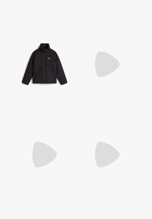 Zwarte pufferjack met hoge kraag, voorrits en Vans-logo. Voorzien van geborduurde panelen en zijzakken voor extra functionaliteit.; Lichtroze katoenen T-shirt met korte mouwen, een ronde hals en een klein groen "Vans"-logo op de linkerborst.; Vans SIRELLE 5 POCKET PUDDLE TROUSERS, - Straight leg jeans - black; Zwarte suède sneaker met witte accenten en veters, uitgerust met een dikke witte zool en contrasterende stiksels, gecombineerd met een witte sok.