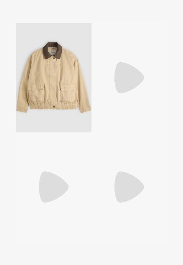 Chaqueta casual beige con cuello marrón oscuro, dos grandes bolsillos delanteros con solapa, cierre de botones y cremallera, y detalle elástico en la cintura.; Suéter de manga larga a rayas en verde oliva y crema. Presenta un cuello redondo y una textura acanalada. Diseño ajustado.; Jeans de mezclilla azul claro con un diseño de pierna recta, cinco bolsillos, cremallera y una textura sutilmente desgastada. Estilo clásico con un hardware mínimo.; Zapato náutico de cuero marrón con cordones, detalles de costura y logo de Timberland en el lateral, mostrado sobre un fondo blanco.