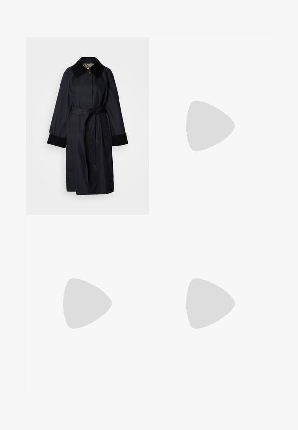 Dunkel marineblauer Trenchcoat mit großem Kragen, Taillengürtel und schwarzen Cord-Manschetten. Er besticht durch ein schlichtes, minimalistisches Design und eine Knopfverschluss.; Marineblauer, gerippter Langarm-Rollkragenpullover mit figurbetonter Silhouette auf schlichtem, hellem Hintergrund.; Hellblaue Straight-Leg-Denim-Jeans mit leichtem Verblassen, Fünf-Taschen-Design und sichtbarem Polo-Markenlabel am Bund.; Dunkelbrauner Leder-Flacher Loafer mit spitzer Zehenpartie, niedrigem Absatz und dekorativem Riemen auf der Oberseite.