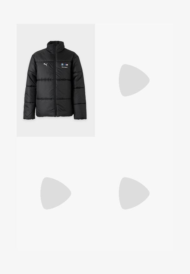 Zwarte donsjas met ritssluiting aan de voorkant, Puma-logo op de linkerborst en BMW Motorsport-logo op de rechterborst. Hoge kraag en lange mouwen.; Zwarte katoenen t-shirt met ronde hals, korte mouwen en grafische prints waaronder "#18" en logo's op de voorkant. Eenvoudig, egaal ontwerp.; Zwarte sportbroek met subtiel patroon, witte zijstrepen, elastische tailleband en een wit Puma-logo op de bovenkant van de dij.; Lichtgrijze Puma suède sneaker met witte streepdetail en rubberen zool, gezien vanaf de buitenkant tegen een neutrale achtergrond.