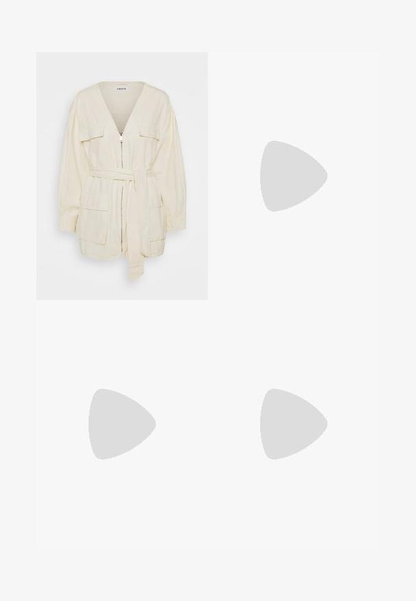 Crème katoenen jack met lange mouwen, een V-hals, een ritssluiting aan de voorkant, twee opgestikte zakken en een gestrikt tailleband. Soepele textuur, relaxte pasvorm.; Kakigroene geribde tanktop met V-hals, dunne bandjes en kleine metalen ringen die de bandjes aan de top verbinden, getoond tegen een effen achtergrond.; Olijfgroene, loszittende broek met een elastische tailleband. Zachte stof en rechte snit zonder zichtbare patronen of accenten.; Witte sneakers van leer met grijze V-logo accenten, een gestructureerde rubberen zool, witte veters en een gevoerde tong en kraag.