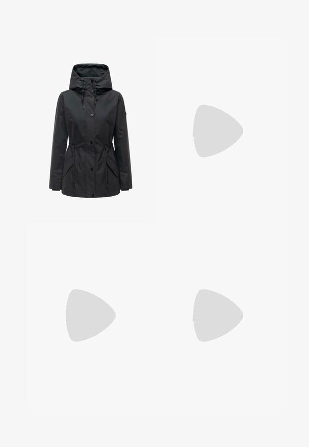 Schwarze Jacke mit Kapuze, vorn mit Knöpfen, verstellbaren Kordeln an Taille und Kapuze sowie Pattentaschen auf beiden Seiten.; Schwarzes T-Shirt mit kurzen Ärmeln und Rundhalsausschnitt, locker sitzend mit umgeschlagenen Ärmelsäumen, flach auf weißem Hintergrund liegend.; Schwarze Lederleggings mit einer taillierten Passform, glatter Textur und hoher Taille. Die Beine verjüngen sich bis zur Knöchellänge, ohne sichtbare Hardware.; Beige Wildlederschuhe mit verstellbarem Riegel, offenem Fersenbereich, strukturiertem Obermaterial und leichter Gummisohle.