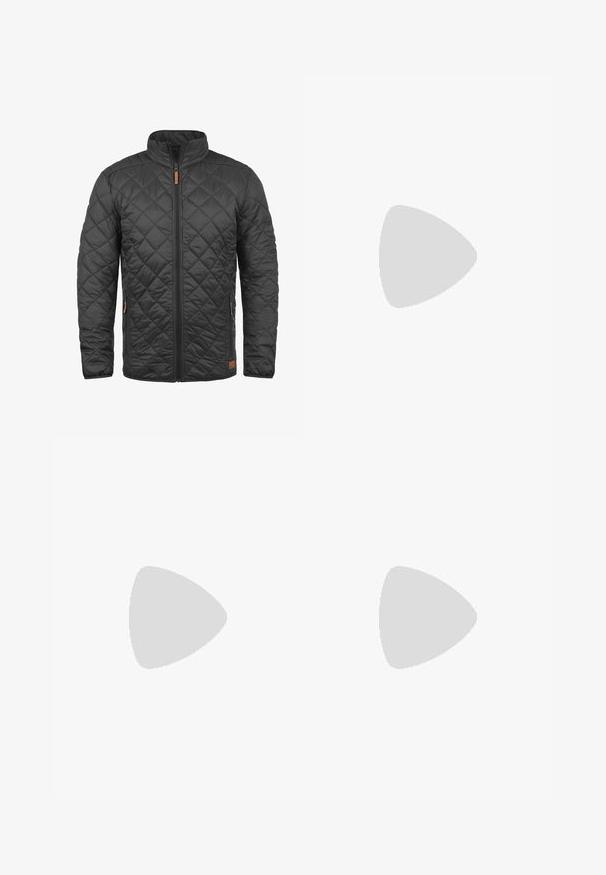Schwarze gesteppte Jacke mit hohem Kragen, Frontreißverschluss und taupefarbenen Akzenten. Verfügt über diagonale Nähte und seitliche Taschen. Leichtes Material.; Weißes Baumwoll-T-Shirt mit kurzen Ärmeln, ausgestattet mit einer Tasche mit einem blau-weißen Etikett. Glatte Textur und lockere Passform.; Dunkelblaue Jeans aus Denim mit geradem Bein, fünf Taschen, dezente Verwaschungen, kontrastierende Nähte und einem Knopfverschluss an der Taille.; Schwarze Leder-Low-Top-Sneaker mit runder Zehenpartie, flacher Sohle und sechs Ösen-Schnürverschluss. Glatte Textur mit minimalen Designdetails.