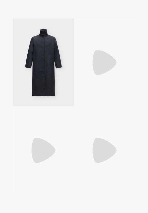 Abrigo largo de lana gris oscuro con cuello alto y cierre de botones, con mangas largas y botones delanteros ocultos.; Suéter gris claro hecho de un suave tejido de punto, que presenta un cuello redondo, mangas anchas y un dobladillo corto. Diseño simple sin patrones.; Jeans de pierna recta en azul oscuro, hechos de tela de mezclilla, con una cintura de altura media, diseño de cinco bolsillos y costuras sutiles a lo largo de las costuras.; Botines de ante gris con punta redonda, caña corta y suela de goma gruesa. Presentan una tira en bucle en la parte posterior y costuras tonales.