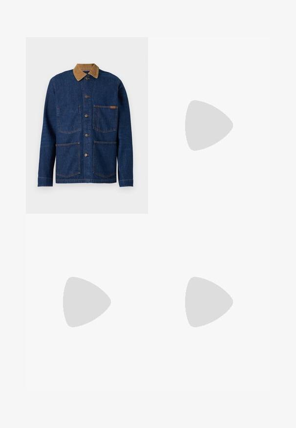 Chaqueta de denim en azul oscuro con un cuello de pana beige. Presenta cuatro bolsillos, botones metálicos y acentos de costura naranja.; Camisa de mezclilla azul claro con mangas largas, cuello puntiagudo y cierre de botones a presión. Cuenta con dos bolsillos en el pecho con solapas. Corte recto.; Vaqueros de mezclilla azul oscuro con puños enrollados, cinco bolsillos y costuras de contraste, extendidos planos sobre un fondo blanco.; Bota de cuero marrón con cordones hasta el tobillo, puntera negra, suela redonda y detalle de marca en el lateral sobre un fondo liso.