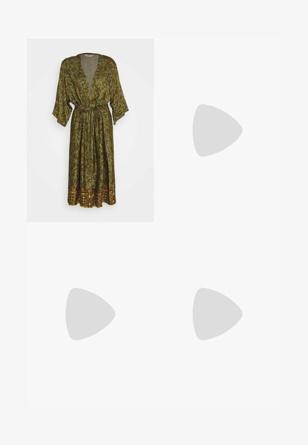 Zelené kimono šaty s krátkymi rukávmi, sťahovacím pásom a živou vzorovanou dolnou časťou. Vyrobené z ľahkej tkaniny.; Svetloružová blúzka s dlhým rukávom a volánovými detailmi, s zelenou kvetinovou výšivkou na predu a na leme, a s viazaným výstrihom na šnúrku s strapcami.; ONLY Tall ONLISLA SKIRT - sukňa v tvare A - black; Hnedá semišová čižma do polovice lýtok s vrstvenou strapcovou výzdobou a nízkym širokým podpätkom, zobrazená na jednoduchom svetlom pozadí.