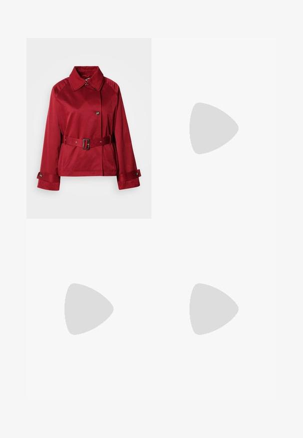 Rød, bæltejakke med kravehals, stor frontknap og strukturerede ærmer. Lavet af glat stof med en elegant finish.; Sort turtleneck sweater lavet af let strikket stof. Har lange ærmer, et tætsiddende design og en blød ribbet tekstur.; Sorte bukser med vid benvidde lavet af glat stof, med folder foran, en tætsiddende talje og uden synlige mønstre eller detaljer.; Røde patentlæder Mary Jane højhælede sko med firkantet tå, en rem over vristen og en lav blokhælt. Båret med sorte bukser.