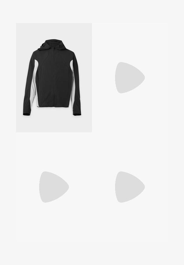 Melns kapuces jaka ar pilnu priekšējo rāvējslēdzēju un baltiem sānu paneļiem, atklāta uz gaiša fona.; Melna īss piedurkņu Nike sporta kreklu ar baltu swoosh logotipu uz kreisās krūtīs un mazu kvadrātveida emblēmu labajā krūšu pusē, vienkrāsains fons.; Melnas sporta bikses ar elastīgu jostasvietu un nelielu baltu logotipu kreisajā pusē. Izgatavotas no mīksta, viegla auduma. Taisnas kājas dizains.; Balts Nike Air Force 1 apavu pāris ar melnu svītru, šņores sasietas, pozicionēts gaisā virs teksturētas betona virsmas ārā.