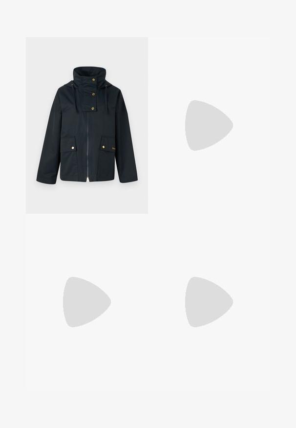 Veste imperméable bleu foncé avec col haut, garnitures dorées, deux poches avant et une fermeture éclair. Le matériau semble lisse et durable.; Débardeur noir sans manches en coton, avec un col bateau et un petit logo triangulaire en cristal sur la poitrine. Texture lisse.; Chinos khaki en coton, avec une coupe droite, deux poches avant, une fermeture à bouton unique et des passants de ceinture, avec une texture lisse.; Chaussure à talon haut en cuir beige avec un bout pointu et un talon slim de 7 cm. Surface lisse et design minimaliste sans embellissements visibles.