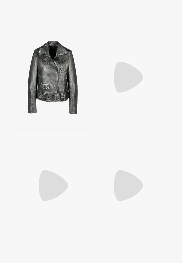 Chaqueta de moto de cuero gris metálico con cintura ajustada con cinturón, cuello afilado, frente con cremallera y bolsillos con botones; cuenta con un acabado texturizado.; Top negro de manga larga con cuello alto, cuerpo sólido y mangas transparentes, diseño ajustado. Textura suave, estilo minimalista.; Pegador TANAMI WIDE PANTS - Pantalones cargo - black; Bota alta de goma negra con acabado texturizado, logo de WODEN en el lateral y suela reforzada con acentos moteados.