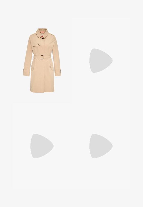 Beiger Trenchcoat mit tailliertem Gürtel, Knopfverschluss, zwei seitlichen Taschen und klassischem Kragen. Hergestellt aus glattem, leichtem Stoff.; Langarmshirt in Schwarz-Weiß-Streifen mit einem abgerundeten grünen Ausschnitt. Weicher Stoff mit regulärer Passform und geradem Saum.; Schwarze Hose mit hoher Taille aus glattem Material, mit Falten, zwei Taschen und Knopfverschluss. Schmal zulaufendes Bein.; Schwarzer Leder-Slipper mit einer klobigen Plateausohle, verziert mit einer goldfarbenen Kettenakzent und sichtbaren Nahtdetails. Glatte Textur und elegantes Design.