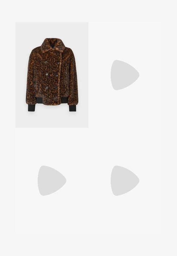 Veste en fourrure synthétique à imprimé léopard marron avec des boutons double boutonnage, un col et des poignets côtelés noirs. Fini texturé et doux.; T-shirt à col montant noir à manches courtes en tissu lisse et extensible, au design ajusté et aux bords sans couture.; Pantalons noirs à jambe droite en tissu lisse, avec un devant plat, des passants de ceinture et sans poches visibles ni embellissements.; Escarpin en cuir noir avec un bout pointu et un talon bas. Présente une texture lisse et un éclat subtil. Découpe ouverte à l'avant pour un détail supplémentaire.
