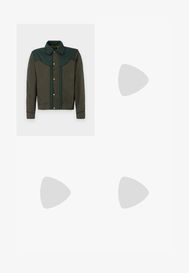 Grøn og brun jakke med trykknaplukning, krave og elastiske manchetter og nederdel. Har kontrasterende farvepaneler og subtil tekstur.; Hvid bomulds T-shirt med rund hals og korte ærmer. Har et lille, præget logo på venstre bryst. Glat tekstur.; Mørkeblå denim straight-leg jeans med høj talje, der har forlommer og en knaplukning. Struktureret stof med subtil falmning.; Hvide og sorte sneakers med en glat læderoverdel, teksturerede detaljer og en kraftig hvid sål. Har et klassisk snørebåndsdesign.