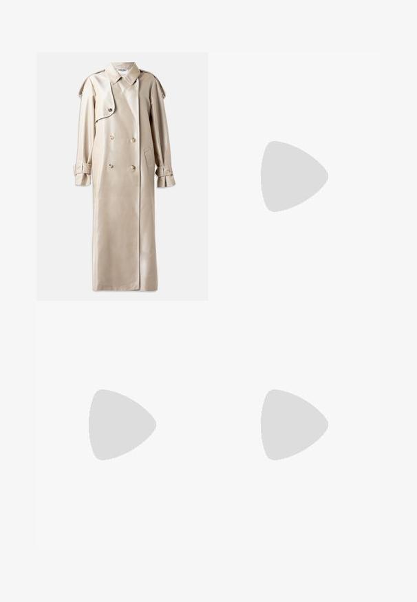Beige trenchcoat lavet af satinlignende materiale, med dobbeltbrystet front, store knapper, brede revers og justerbare manchetter.; Sort ribbet polo kjole med knaplukning ved halsen, korte ærmer og kontrasterende beige striber på manchetterne. Glat tekstur, tætsiddende silhuet.; Sort laklæder højhælet sko med spids tå og en gulddetalje ved hælen. Glat tekstur og slank silhuet.; Sort quiltet læderhåndtaske med guldkædestrop og gyldent Love Moschino-logo foran i midten.
