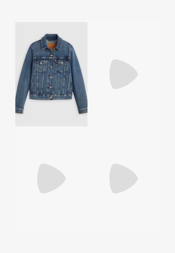 Veste en denim bleu coupe classique, boutons sur le devant, deux poches poitrine et étiquette en cuir. Présente des coutures contrastantes et une texture légèrement usée.; T-shirt en coton blanc à manches courtes, col rond et ourlet droit. Présente une petite étiquette logo rouge sur le bas côté gauche.; Jean en denim bleu foncé avec une coupe droite, cinq poches et un ourlet brut. Présente des coutures contrastées et un bouton métallique de fermeture.; Baskets blanches avec un logo V noir, présentant un dessus en cuir lisse, un bout rond, un système de laçage et un empiècement au talon noir contrastant.