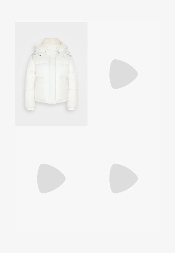 Colourful Rebel RYA CONTRAST PUFFER JACKET - Winterjacke - off white; Weißes Baumwoll-T-Shirt mit rundem Halsausschnitt und kurzen Ärmeln. Auf der Vorderseite sind keine ausgeprägten Muster oder Akzente sichtbar.; Dunkelblaue, hoch taillierte Jeans mit weitem Bein, vorderen Taschen, Gürtelschlaufen, Knopfverschluss und sichtbaren Nahtdetails.; Weiße High-Top-Sneaker mit einem strukturierten Canvas-Obermaterial, Gummikappen an den Zehen und einer dicken weißen Plattformsohle. Mit schwarzen Akzenten und Ösen ausgestattet.