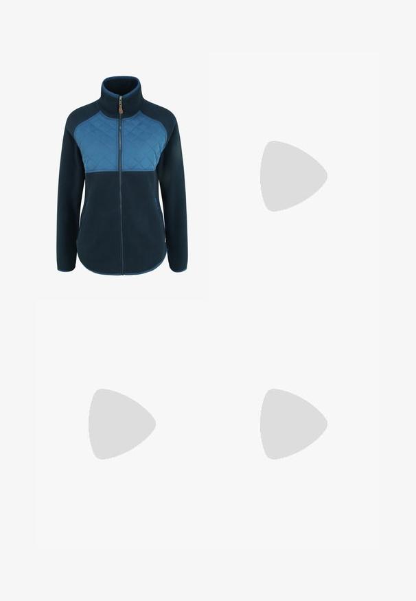 Fleece bunda v tmavom námorníku s prešívanou svetlomodrou vrchnou časťou. Obsahuje vysoký golier, zips na prednej strane a bočné vrecká. Hladká textúra.; Biely dlhý rukáv v štýle roláka vyrobený z hladkej, elastickej tkaniny. Má vysoký golier a priliehavý strih, bez viditeľných vzorov alebo ozdôb.; Chudé džínsy v tmavomodrom denime s vysokým pásom, piatimi vreckami a jemnými detailmi prešívania pozdĺž švov.; Námornícky modré športové topánky zo semišového a sieťovinového materiálu s výrazným strieborným logom, štruktúrovaným zvrškom a bielou medzipodrážkou.