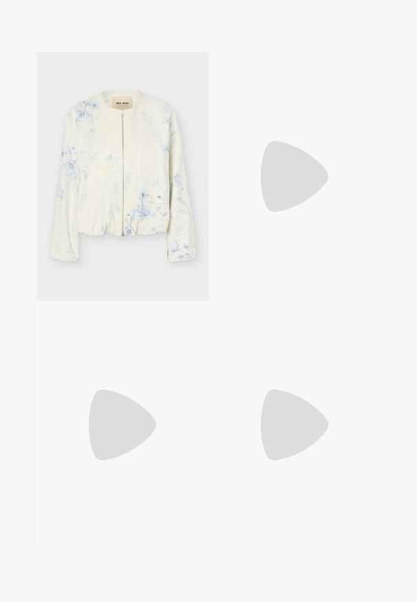 Cremefarbige Jacke mit Reißverschluss, hellblauem Blumenmuster, rundem Ausschnitt und langen Ärmeln, mit dem Label "Mos Mosh."; Ärmelloses Strick-Top in Creme mit einem strukturierten offenen Webmuster sowie geripptem Hals- und Saumabschluss.; Hellblaue Jeans mit weitem Bein aus Denim. Mit klassischem Fünf-Taschen-Design und sichtbarem Knopfverschluss. Weiche Textur und schlichter Abschluss.; Cremfarbener Slingback-Schuh mit spitzer Spitze, niedrigem schwarzem Kitten-Heel und glattem Lederfinish vor weißem Hintergrund.