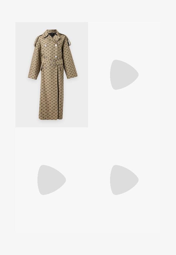 Beige lange trenchcoat met zwarte "bijl" logo print, dubbelrijige zilveren knopen, getailleerde taille en schouderepauletten.; Geel gebreide poloshirt met een kraag, voorzien van drie donkere knopen, een geribde zoom en lange mouwen, gemaakt van zacht materiaal.; Blauwe spijkerbroek met hoge taille en wijde pijpen, met voorzakken, riemlussen, knoop en ritssluiting.; Filippa K REY FLATS - Ballerina's - bright red