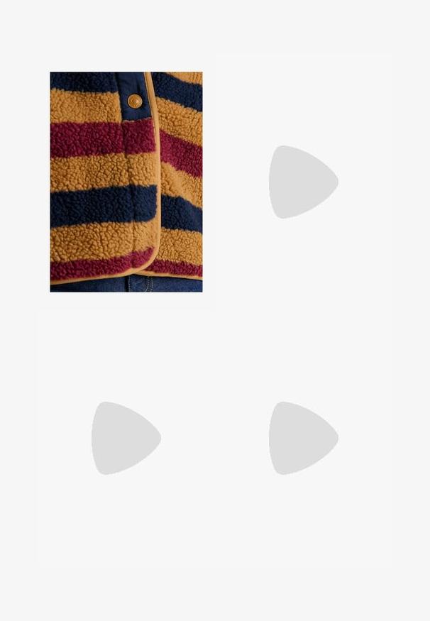 Fleece jas met horizontale strepen in mosterd, bordeaux en marineblauw. Heeft een gestructureerd oppervlak en een knoopsluiting.; Effen witte T-shirt met korte mouwen en ronde hals, regular fit en een gladde stoftextuur op een witte achtergrond.; Lichtblauwe hoge taille wijde jeans met een knoopsluiting, voorzakken, riemlussen en subtiele vervaagde details.; Adidas Gazelle sneaker in muntgroen suede met witte accenten, vetersluiting en een gumrubberen zool. Voorzien van drie witte strepen.