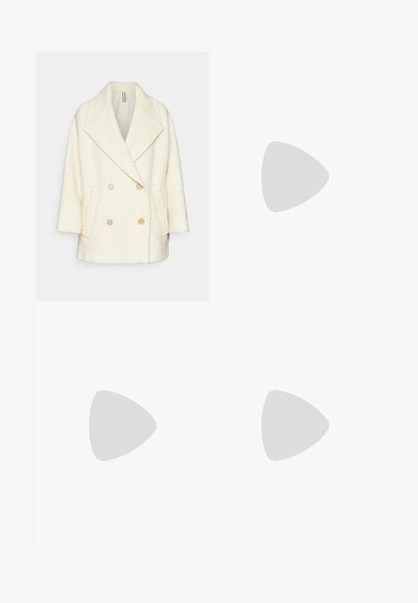 DRYKORN RUNCOM - Manteau classique - off white; IVY OAK KLARA ANN - Débardeur - almond milk; By Malene Birger WARRAN - Pantalon en cuir - cream snow; Botte chelsea noire en cuir avec un accent crème en haut, bout pointu et un talon haut avec des accents argentés. Texture lisse sans motifs visibles.
