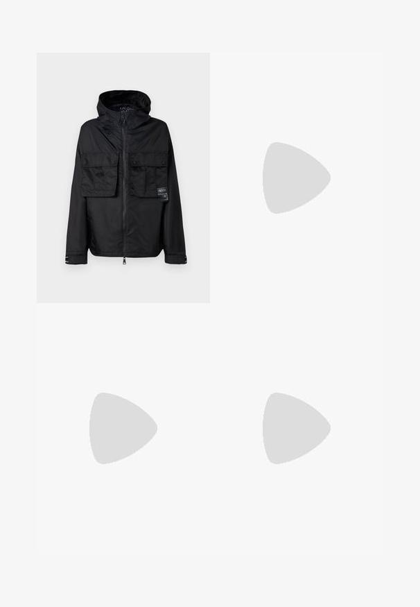 Cierna bunda na zips s kapucňou, s dvoma prednými vreckami na hrudi, etiketou na ľavom vrecku a hladkým, lesklým povrchom.; Čierny sweatshirt s dlhým rukávom a okrúhlym výstrihom, s jemným logom na prednej strane a patentkami na rukávoch, vyrobený z mäkkej tkaniny.; Čierne cargo nohavice vyrobené z odolnej tkaniny, ktoré majú viacero vreciek, zipsov a nastaviteľný pás pre praktickosť a pohodlie.; Čierne športové topánky vyrobené zo syntetického materiálu. Majú polstrovaný golier, okrúhlu špičku, pevný podrážku s trakciou a detail loga značky.