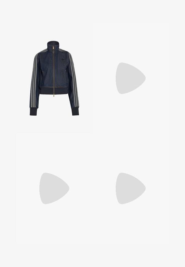Chaqueta vaquera azul oscuro con cremallera, cuello alto, puños acanalados y tres rayas grises que recorren cada manga.; Camiseta amarilla de manga corta de Adidas con cuello azul marino, puños en las mangas, rayas en los hombros y pequeño logo negro de Adidas en el pecho izquierdo.; Jeans azules de talle alto y acampanados con una textura de mezclilla clásica, que cuentan con cinco bolsillos y cierre con cremallera. Diseño minimalista y detalles de costura.; Zapatilla blanca Adidas Samba con franjas negras y suela de goma, flotando sobre escalones de hormigón gris texturizado.