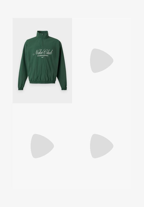 Jersey de manga larga de color verde oscuro con cremallera hasta el cuarto, puños y bajo elásticos, con el texto "Nike Club International" y pequeño logo de Nike Swoosh.; Camiseta blanca de manga corta de Nike con un logo hexagonal rojo y negro que presenta el símbolo de Nike y el nombre de la marca en el pecho.; Pantalones de chándal burdeos hechos de una tela suave, con una cinturilla elástica y cordón, y puños ajustados, marcados con un pequeño logotipo blanco.; Zapatilla deportiva negra con entresuela visible con amortiguación de aire que flota sobre una superficie de piedra rosa con un fondo de pared de piedra gris.