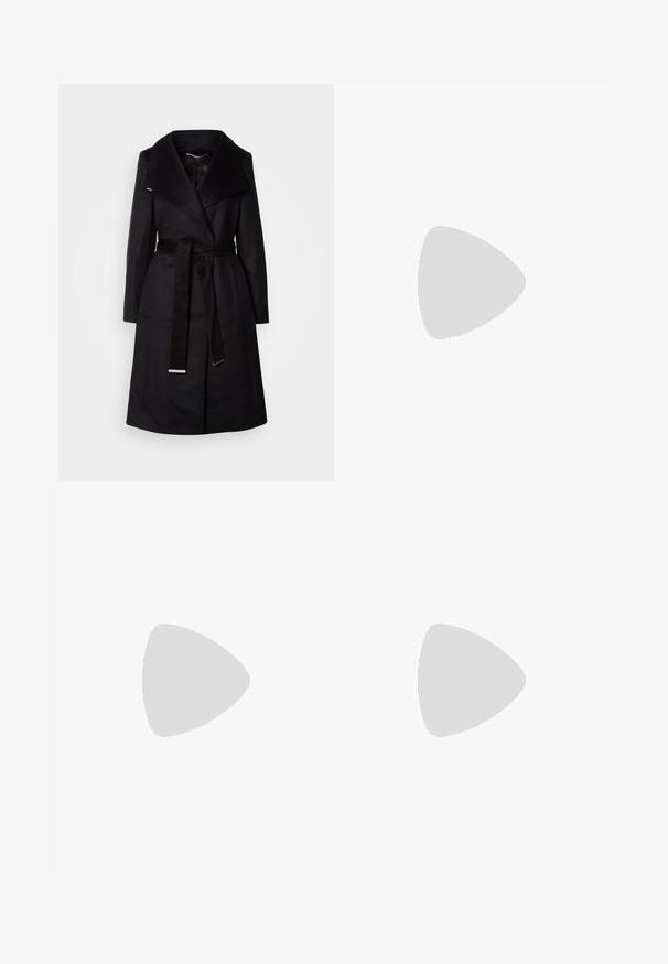 Schwarzer, langer Wollmantel mit einem großen Kragen, Wickeldesign, tailliertem Gürtel und zwei seitlichen Taschen. Hat eine elegante Textur und minimalen Hardware.; Weißes geripptes Turtleneck-Oberteil mit langen Ärmeln, aus elastischem Stoff. Verfügt über ein enganliegendes Design und einen hohen Kragen für zusätzlichen Schutz.; Dunkelblaue weite Jeans aus Denimstoff mit hoher Taille, ausgestattet mit orangefarbenen Nähten, fünf Taschen und einem Knopfverschluss.; Schwarzer Lederstiefel bis zur Wade mit spitzer Spitze und niedrigem schrägem Absatz vor einfachem hellem Hintergrund.