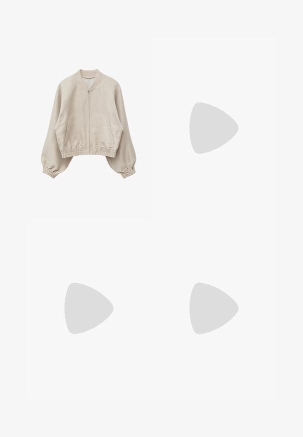 Beige Jacke zum Reißverschluss mit elastischen Bündchen und Taillenbund, zwei Vordertaschen und einem gerippten Kragen, auf weißem Hintergrund dargestellt.; Schwarzes Kurzarmoberteil mit rundem Halsausschnitt. Weicher Stoff mit strukturierten, gestickten Akzenten an den Schultern. Legere Passform, ohne Verschlüsse.; Schwarze, locker sitzende Hosen mit einem elastischen Bund und Zugband. Hergestellt aus einem leichten Stoff mit glatter Textur und geraden Beinen.; Einzelsandale mit braunem Kork-Fußbett, schwarzem Lederband und Metallschnalle, schwebt über einem beigen Teppich vor einem beigen Sofa.