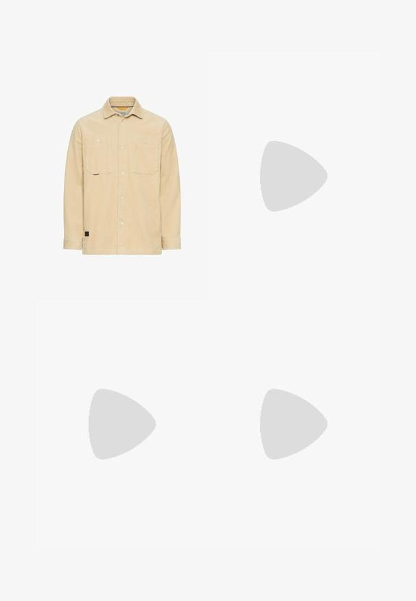 Beige kordfløjl skjortejakke med to brystlommer, krave og lange ærmer.; Beige fleece hoodie med en tekstureret overflade, stor hætte og ribbede manchetter og kant. Har en afslappet pasform og lange ærmer.; Beige bukser med vidde i benene, elastik i taljen og snøre, forlommer og en afslappet pasform.; Next REGULAR FIT - LONGLINE SMART CASUAL - Sneakers - neutral