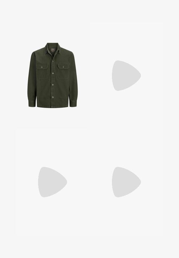 Chemise manches longues vert foncé avec boutons, deux poches poitrine boutonnées et col classique.; Sweat-shirt à capuche vert olive, avec des manches longues, une poche kangourou à l'avant, des poignets côtelés, et une petite étiquette sur la poche.; Pantalons cargo vert olive en tissu durable, dotés de poches latérales, d'une fermeture à bouton et d'une coupe droite.; Bottes chevilles en cuir marron à lacets avec une finition texturée, semelles beiges contrastantes et œillets métalliques. Comprend une languette pour un enfilage facile.