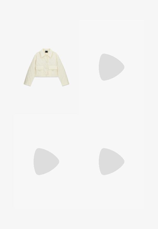 Veste courte matelassée crème avec boutons sur le devant, large col, manches longues et deux poches avant à rabat avec détails de boucle.; Chemise en denim bleu foncé, avec une fermeture à boutons à l'avant, un col pointu et deux poches sur la poitrine avec rabat. Manches longues avec poignets boutonnés.; Pantalons larges beiges en mélange de coton. Présentent des poches avant et une fermeture à bouton métallique unique à la taille. Texture lisse.; Lauren Ralph Lauren JANSON II CANVAS SNEAKER - Baskets basses - navy