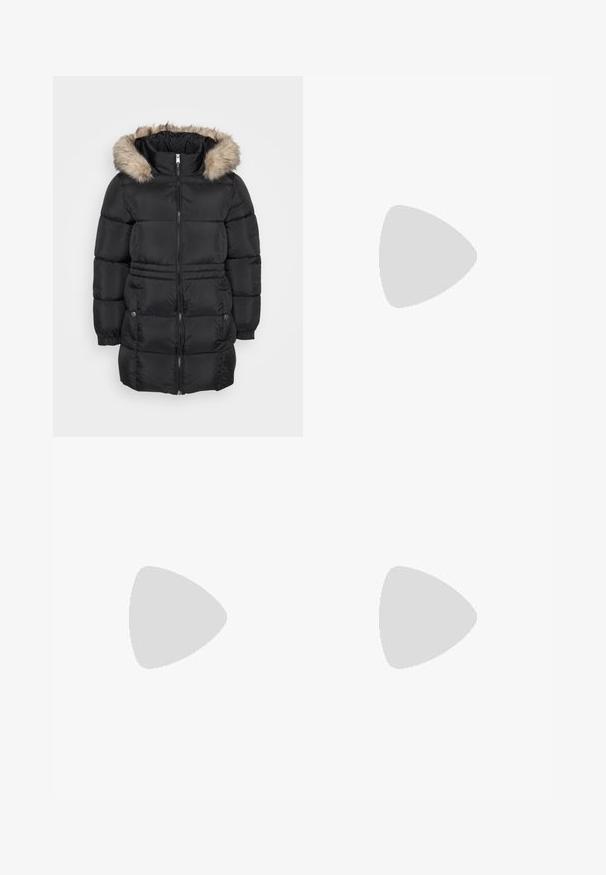 Manteau d'hiver noir matelassé avec fermeture éclair sur le devant, poignets élastiques, poches latérales avec boutons et capuche doublée en fourrure.; Vero Moda Petite VMDAIMA - Pullover - chocolate torte/silver mink/gold; Pantalons larges noirs en tissu texturé avec un design plissé. Dotés d'une ceinture élastique et de poches latérales.; Mocassins en cuir noir avec accents texturés, talon bas, bout arrondi, et coutures visibles. Modèle portant un pantalon sombre et un haut gris.