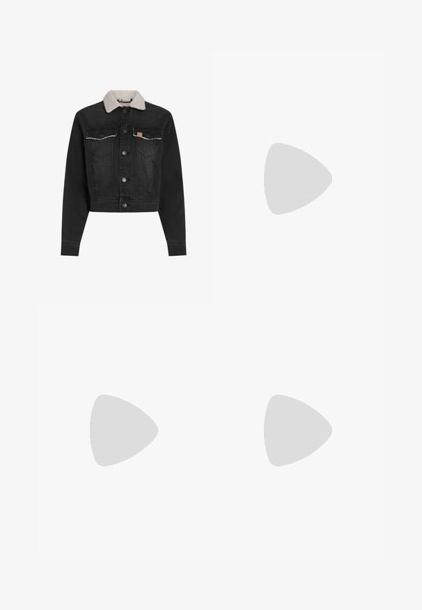 Sort denimjakke med shearlingkrave, frontlukning med knapper, to brystlommer og cropped design. Har subtile stikninger.; Sort cropped sweatshirt med lange ærmer, ribbede manchetter og et rødt hjerteapplikation med teksten "LOVE YOU CLUB" på brystet.; Mørkeblå vide jeans lavet af denim, med knap- og lynlåslukning, bæltesløjfer og klassisk fem-lomme design.; Sorte og hvide Nike lavtoppede sneakers har en glat læderoverdel, rund tå, snørelukning og en mønstret gummisål.