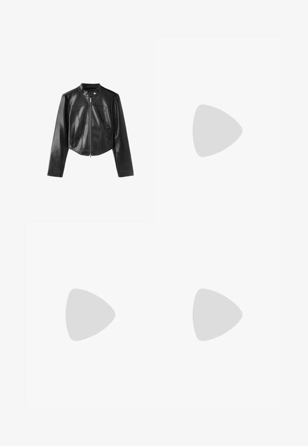 Schwarze kurze Jacke aus Kunstleder mit Frontreißverschluss, Stehkragen mit Druckknopf und zwei vertikalen Seitentaschen.; Schwarzes kurzärmeliges T-Shirt aus Baumwolle. Schmal geschnittenes Design, runder Ausschnitt und glatte Textur. Keine sichtbaren Muster oder zusätzlichen Merkmale.; Schwarzer Minirock aus Kunstleder mit überlappender Frontklappe und kleinem seitlichem Schnallendetail.; Schwarzer kniehoher Stiefel mit spitzer Zehe, mittelhohem, geschwungenem Absatz und strukturierter Oberfläche aus Leder mit Krokodilprägung.