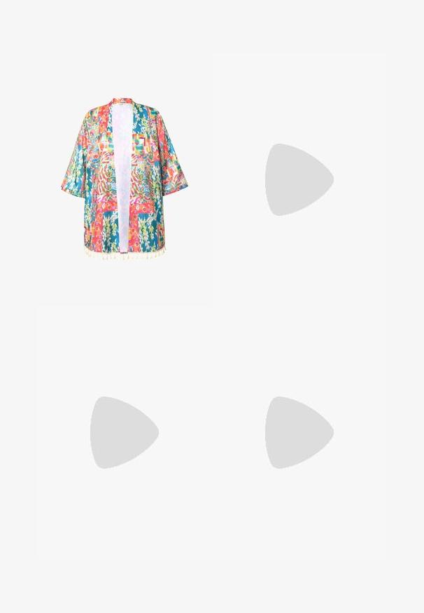 Farverig, mønstret kimono med en blanding af blå, pink og gul. Har åben front, brede ærmer og dekorative frynser i kanten.; Ærmeløs damesinglet med rund hals og abstrakt blå, grøn og beige akvarelprint, med mørke kanter.; Lyserøde og hvide ternede bukser med elastisk talje, cropped længde og en let bølget kant. Fremstillet af let ribbet stof.; Glitrende regnbue-platformsko med T-stropp, prydet med en stjernesformet spænde og multicolor stjernestuds på en sort bund.
