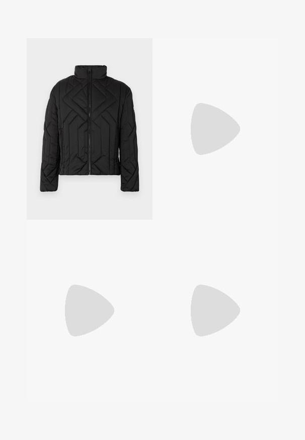 Sort polstret jakke med høj krave og diagonal quiltet mønster. Lynlås foran, med sidelommer og minimal hardware.; Sort striktrøje med rund hals og lange ærmer. Glat tekstur og ensfarvet, uden synlige mønstre eller accenter.; Sorte, brede fløjl bukser med en glat tekstur, der har to forlommer og et tætsiddende taljebånd.; Sort herresko i læder med snørebånd foran og rød træktab på hælen mod en ensfarvet baggrund.