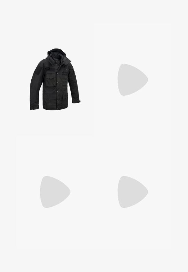 Sort taktikjakke lavet af holdbart stof, med flere lommer, justerbar hætte og velcro-lapper. Struktureret design med forstærkede sømme.; Sort langærmet T-shirt lavet af glat stof, med rund hals og et diskret logo på fronten, i en afslappet pasform.; Sorte cargo bukser med elastisk talje og snoretræk, med sidelommer og manchetter. Lavet af let og holdbart stof.; Sort taktisk støvle med en glat læderoverdel og stofpaneler, høj ankeldesign, snørebånd foran og slidstærk gummisål.