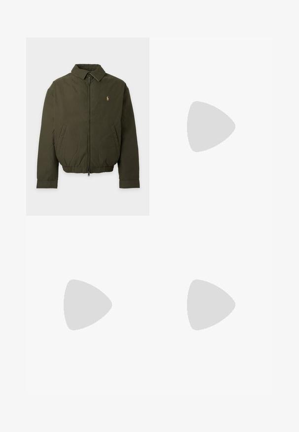 Donkergroene jas met rits, kraag, zijzakken, elastische tailleband en klein geborduurd logo op de linkerborst.; Lichtbeige overhemd met knopen van katoen, met een klassieke kraag, lange mouwen, witte knopen en een klein blauw logo op de borst.; Donkerblauwe slim-fit jeans met vijf zakken, knoopsluiting en contrasterende stiksels, plat gelegd op een lichte achtergrond.; Zwarte leren mocassin met veterdetail en lage rubberen zool, zijaanzicht op een eenvoudige lichte achtergrond.