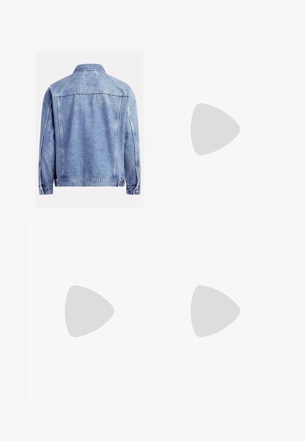 Lysblå denimjakke med et klassisk design, der har spids krave, knaplukninger og sidelommer. Glat tekstur, ingen mønstre.; Ensfarvet cremefarvet T-shirt med korte ærmer, rund halsudskæring og subtilt tekstureret stof, med en lille broderet logo på venstre bryst.; Lysblå slim-fit denimjeans med knap- og lynlås-lukning, forlommer og bæltestropper på hvid baggrund.; Blå og hvide lædersneakers med perforeret tå, hvide snørebånd og sølvaccenter, parret med olivengrønne bukser på en grøn overflade.